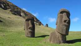 Na archívnej snímke sú sochy na Veľkonočnom ostrove.