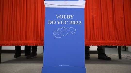 Na Snímke modrá volebná urna pred plentou vo volebnej miestnosti