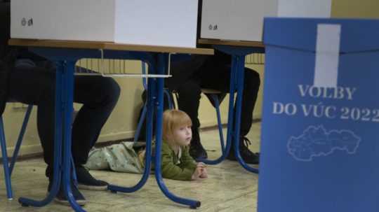 Dieťa vo volebnej miestnosti