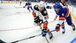 V popredí vľavo slovenský hokejista Pavol Regenda v drese Anaheim Ducks.