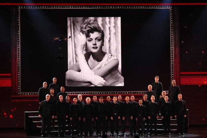 Newyorský mužský homosexuálny zbor na počesť Angely Lansburyovej spieva pieseň "Mame", keď Lansburyová získava cenu Tony za celoživotné dielo na 75. ročníku udeľovania cien Tony v New Yorku, USA.