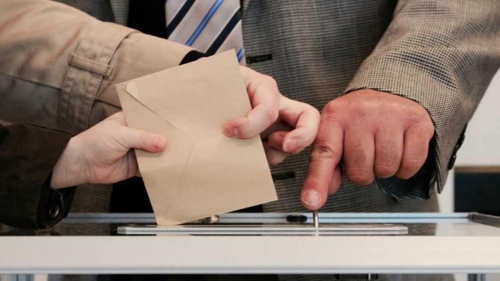 Predčasné parlamentné voľby v máji alebo júni chce 59 % voličov