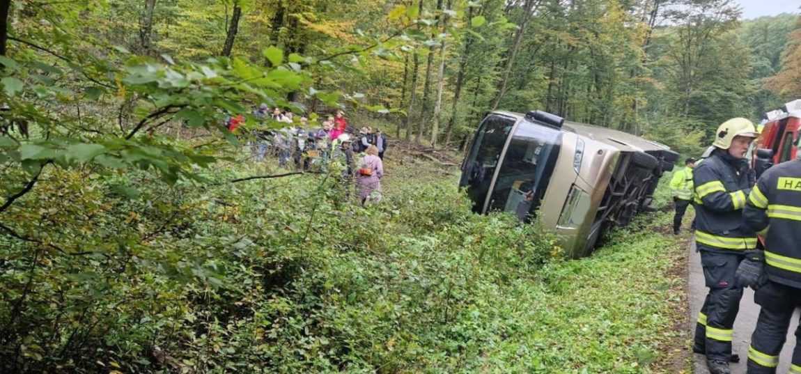 Autobus po nehode v Bohuniciach skončil na boku