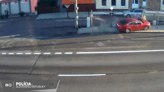 Záber z videozáznamu autonehody v Hrkovciach.