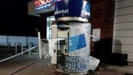 Na snímke je vybuchnutý bankomat pred obchodným domom.