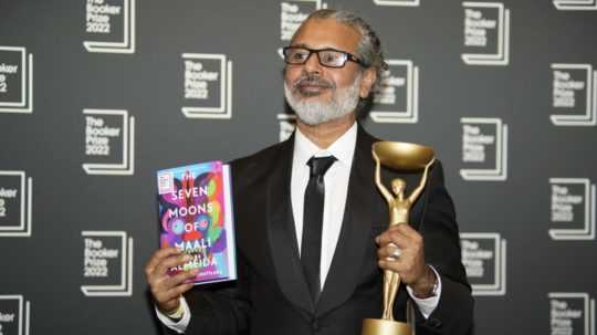 Srílanský spisovateľ Šehan Karunatilaka drží prestížne britské literárne ocenenie, Bookerovu cenu za rok 2022.