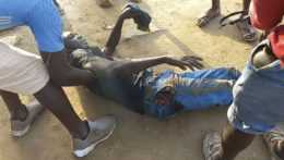 Jeden z protestujúcich v Čade leží zranení na zemi.