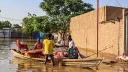 Ľudia na lodi v zaplavených uliciach Čadu.