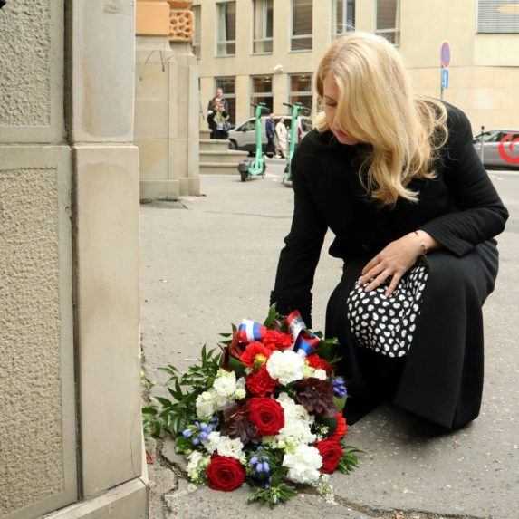Prezidentka SR Zuzana Čaputová na snímke pokladá kyticu neďaleko zastávky Zochova.