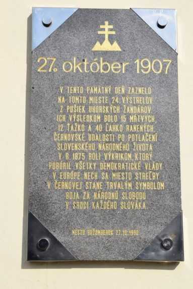 Pamätná tabuľa k masakru v Černovej v Ružomberku.