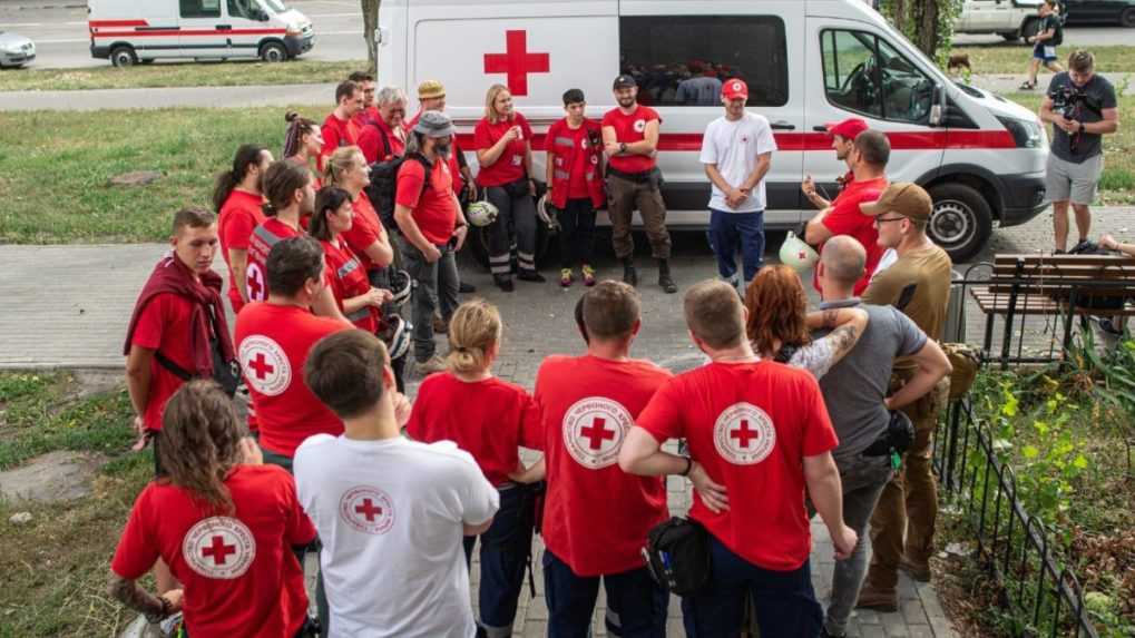 Červený kríž pre ruské útoky prerušil prácu na Ukrajine