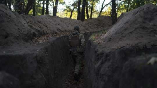 Ukrajinský vojak kontroluje zákopy vykopané ruskými vojakmi v Chersonskej oblasti.