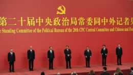 Členovia sedemčlenného stáleho výboru politbyra komunistickej strany v Číne.