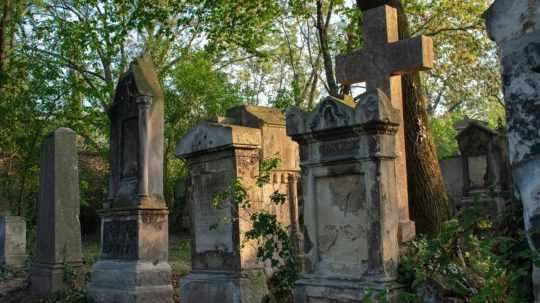 Na snímke sú staré hroby na cintoríne.