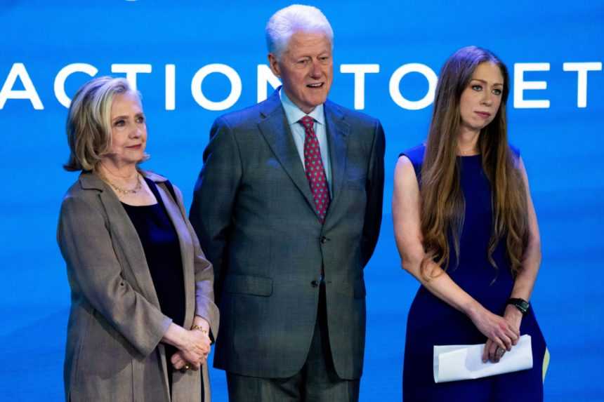 Hillary Clintonová s manželom Billom a dcérou Chelsea.