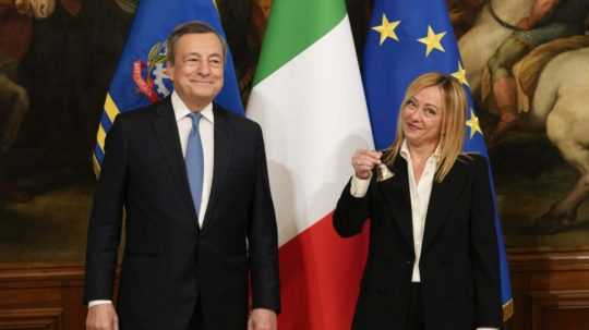 Odchádzajúci taliansky premiér Mario Draghi a jeho nástupníčka Giorgia Meloniová.