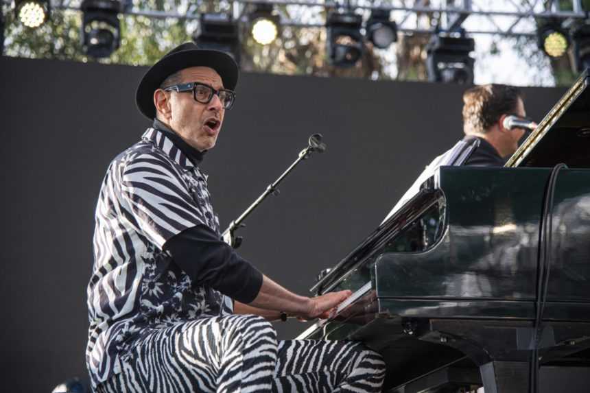 americký herec Jeff Goldblum hrá na klavíri na hudobnom festivale