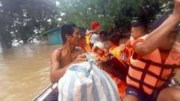 Pri bleskových záplavách a zosuvoch pôdy po silných dažďoch zahynulo na juhu Filipín najmenej 31 ľudí.