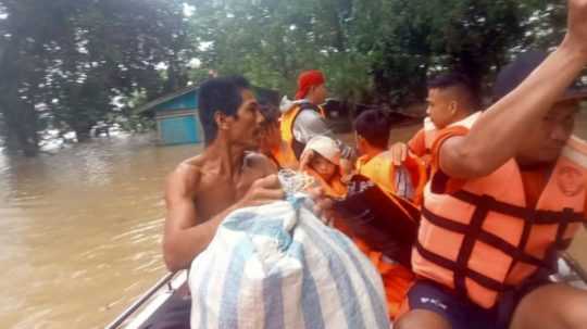 Pri bleskových záplavách a zosuvoch pôdy po silných dažďoch zahynulo na juhu Filipín najmenej 31 ľudí.