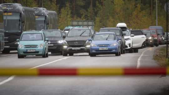 Kolóna áut čaká na hraniciach v smere z Ruska do Fínska.