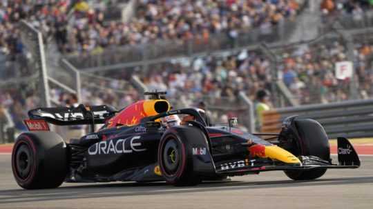 Nemecký jazdec F1 zo stajne Red Bull Max Verstappen počas kvalifikácie na nedeľňajšiu Veľkú cenu USA formuly 1.