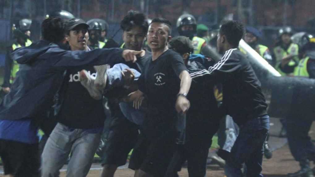 Počet obetí nepokojov na futbalovom štadióne v Indonézii sa zvýšil na 131
