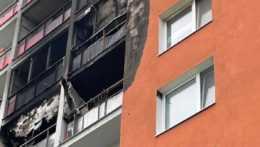 V na piatom poschodí bytovky v Handlovej vypukol v júni požiar.