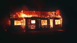 dom v plameňoch