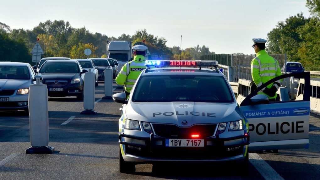 Policajti odkláňajú nákladné autá z D2 v smere do Česka