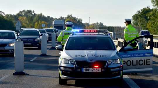 Českí policajti na hranici so Slovenskom.