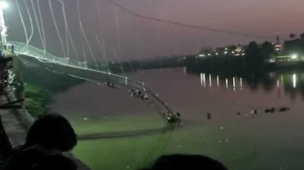 V Indii sa zrútil visutý most, najmenej 81 ľudí prišlo o život