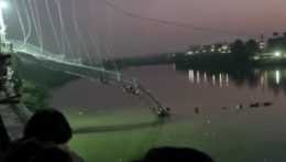 v indickom štáte Gudžarát zahynulo 40 ľudí, keď sa zrútil visutý most.