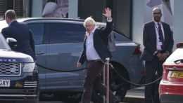 Bývalý britský premiér Boris Johnson máva počas jeho príchodu na letisko Gatwick v Londýne po prílete z Karibiku.