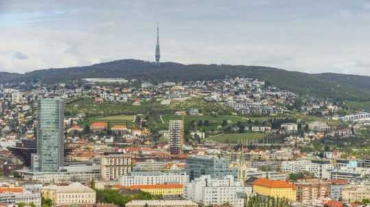 Na snímke televízna veža na Kamzíku a pod ňou panoráma mesta Bratislava.
