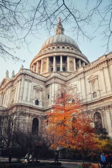 Podhľad na katedrálu sv. Pavla v Londýne