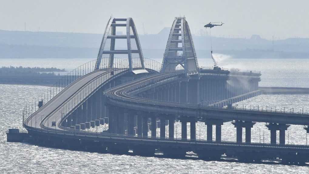 Na Krymskom moste prerušili dopravu, bolo tam počuť explózie. O život prišli dvaja ľudia