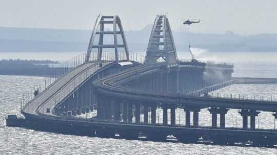Kerčský most spájajúci okupovaný Krym s Ruskom.