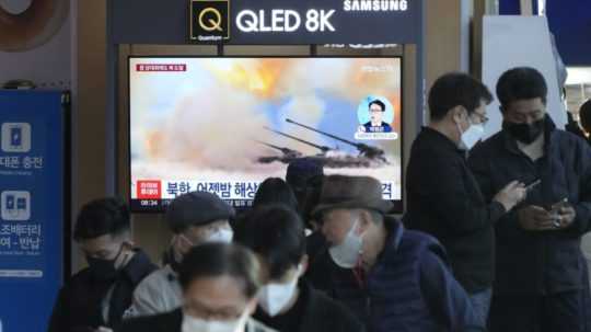 Zábery zo severokórejského vojenského cvičenia v TV na železničnej stanici v Soule.