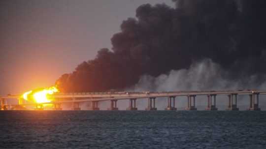 Plamene šľahajú z Kerčského mosta, ktorý spája Krym s Ruskom.