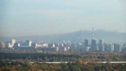 Dym stúpa po útokoch ruskej armády v ukrajinskej metropole Kyjev
