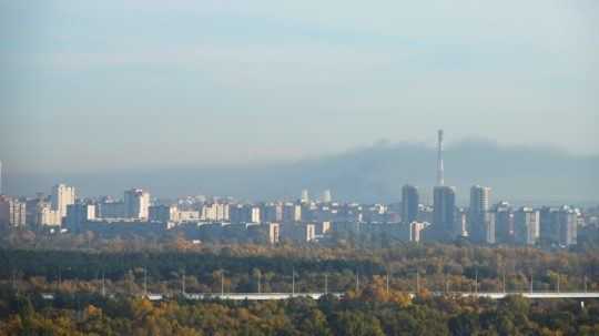 Dym stúpa po útokoch ruskej armády v ukrajinskej metropole Kyjev