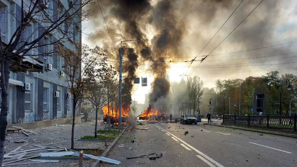 V centre Kyjeva zazneli výbuchy, nad metropolou stúpa hustý dym