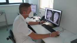 Na snímke lekár študuje rontgenovú snímku pacienta.