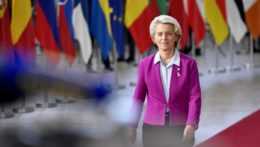 Predsedníčka Európskej komisie Ursula von der Leyenová počas príchodu na samit EÚ v Bruseli.
