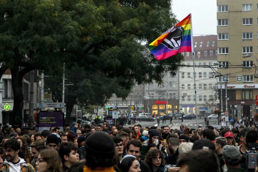 Verejnosť si pripomenula zavraždených mužov, žiada zlepšenie ochrany LGBT+ menšiny
