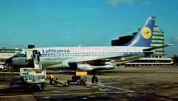 Na archívnej snímke je unesené lietadlo spoločnosti Lufthansa.