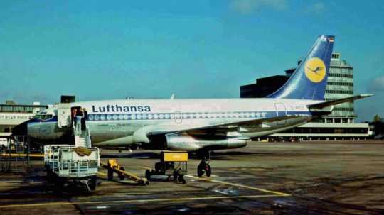 Na archívnej snímke je unesené lietadlo spoločnosti Lufthansa.