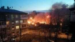 Požiar na mieste zrútenia vojenského lietadla v Irkutsku.