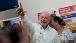 Na snímke je víťaz brazílskych prezidentských volieb Luiz Inacio Lula da Silva.