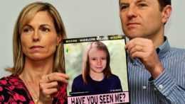 Na snímke rodičia Madeleine McCannovej držia fotografiu nezvestného dievčaťa.